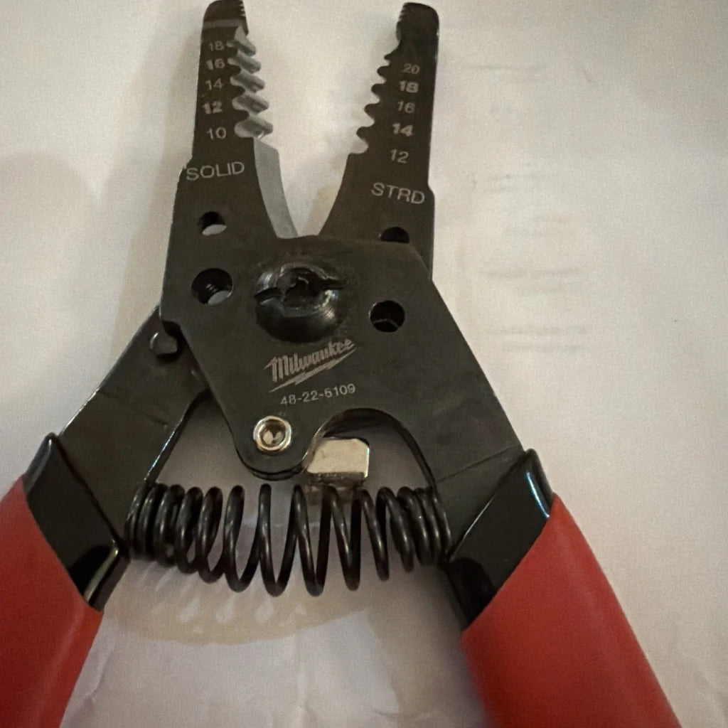 Milwaukee automatic wire stripper 48-22-5109 black red 10-20 AWG serrated jaws