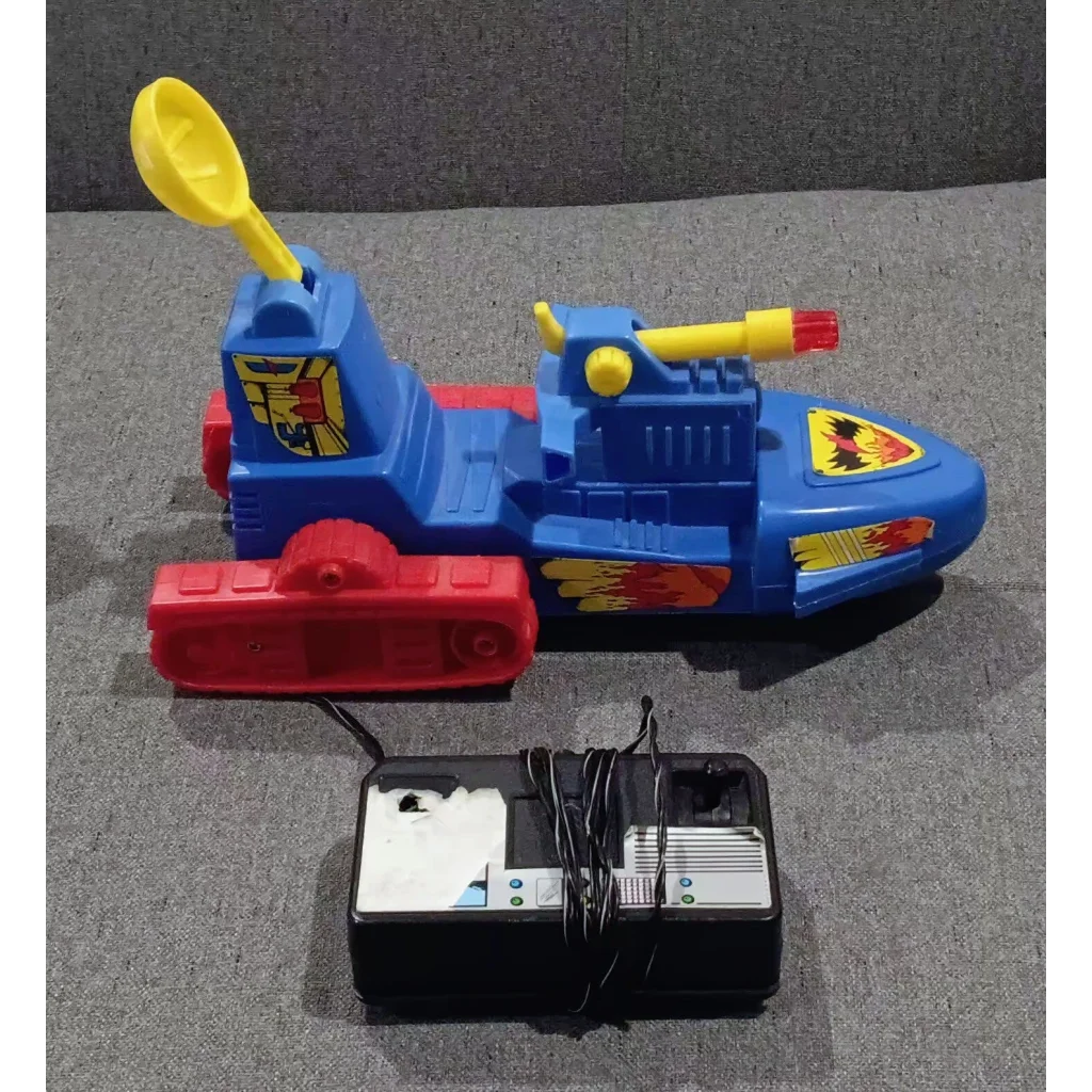 Vintage 1984 Remote Control Avenger Battle Cruiser with yellow propeller