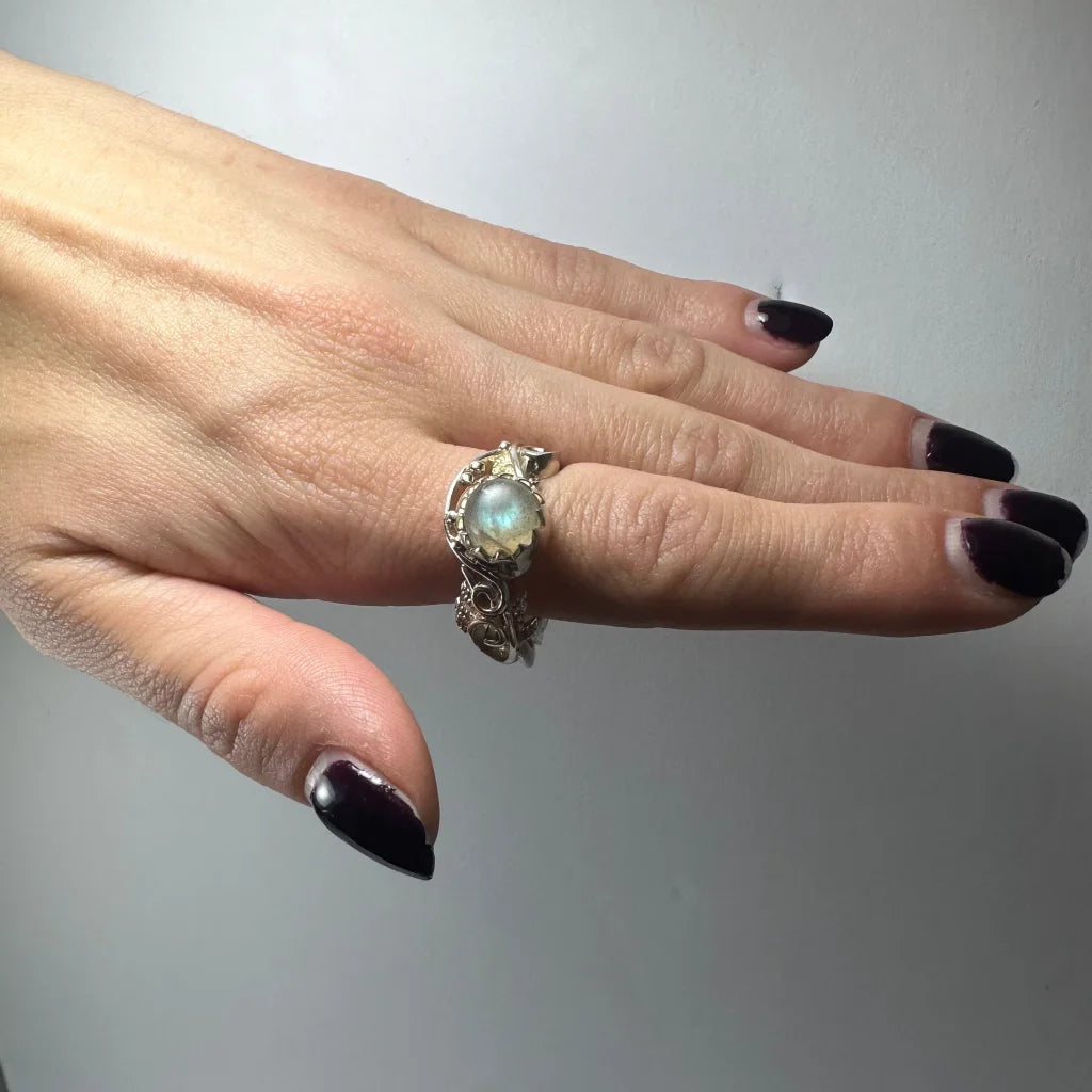 Stunning labradorite ring with ornate leaf design in sterling silver