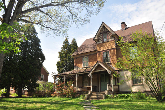 Victorian-style wooden house in Colonial America, 17th century social classes