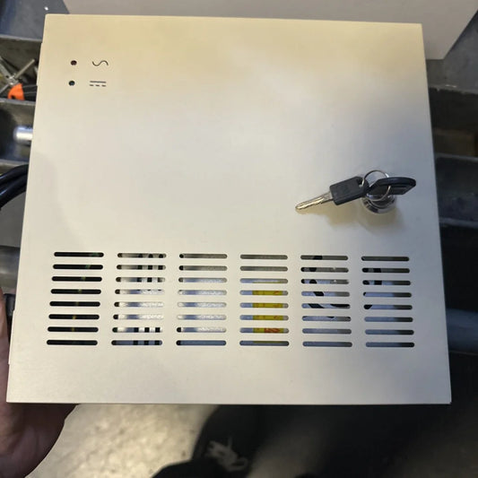 18 channel power supply with key in lock and ventilation slits