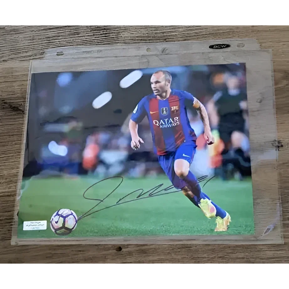 Autographed 8x10 photo of Andrés Iniesta in Barcelona kit with COA