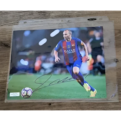 Autographed 8x10 photo of Andrés Iniesta in Barcelona kit with COA