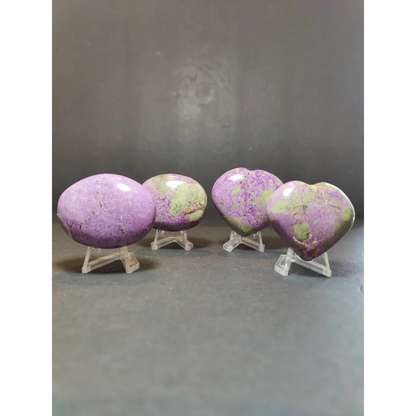 Polished heart-shaped and palmstone sculptures in purple and green made of atlantisite stichtite and serpentine