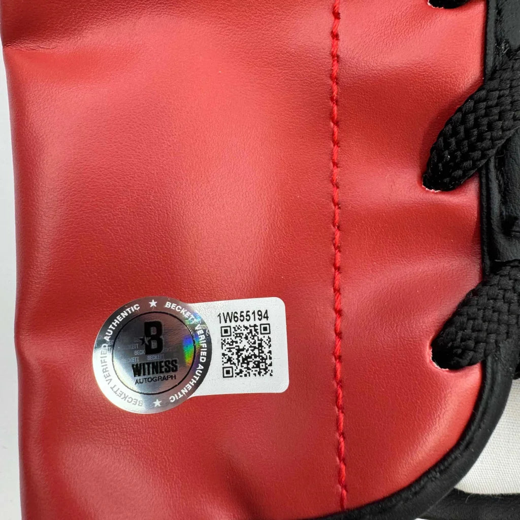 Autographed Oscar De La Hoya red Everlast boxing glove with Beckett sticker