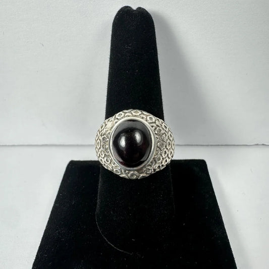 Stylish black onyx garnet ring with textured silver band