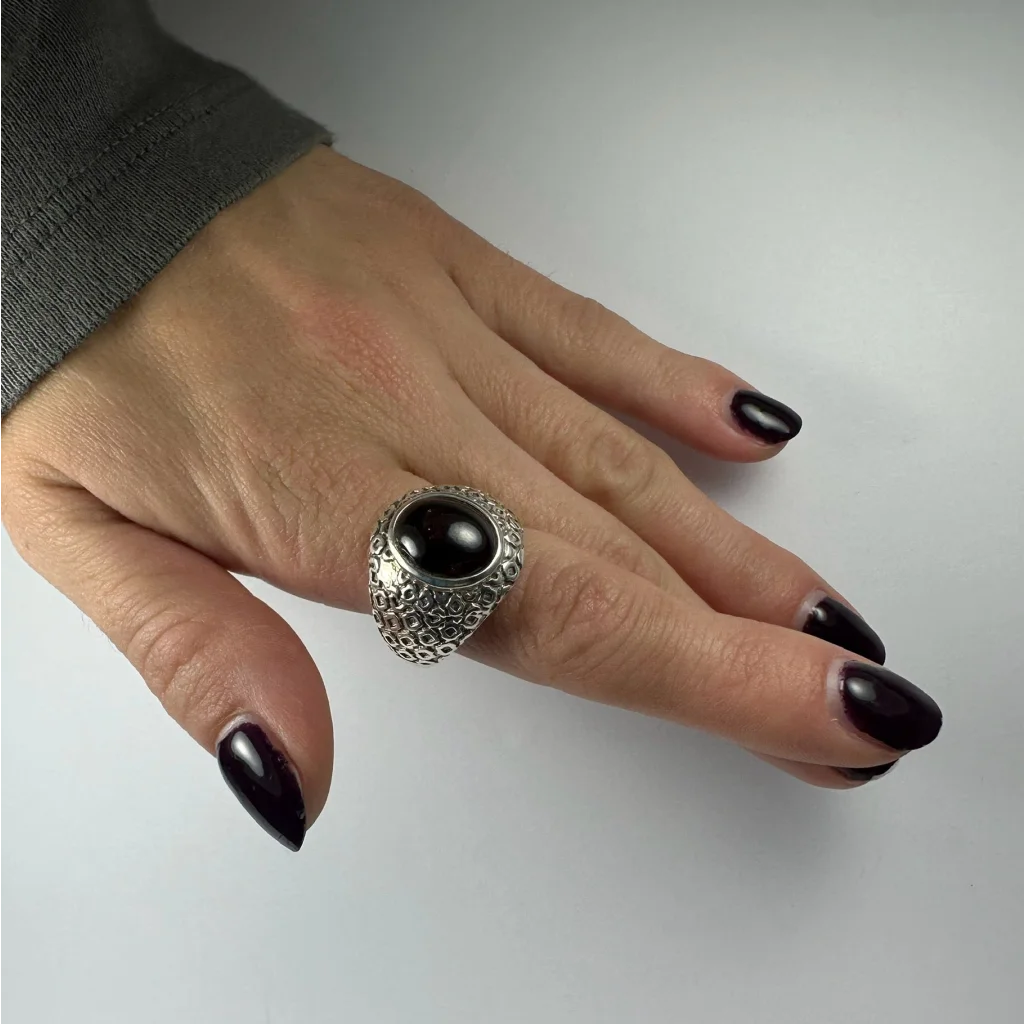 Stylish black onyx garnet ring with textured silver band