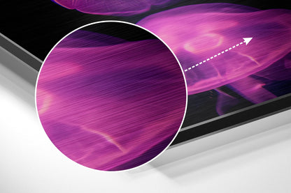 Three-dimensional perspective view of brushed magenta and black aluminum Dibond panel with white circular frame and directional arrow detail.