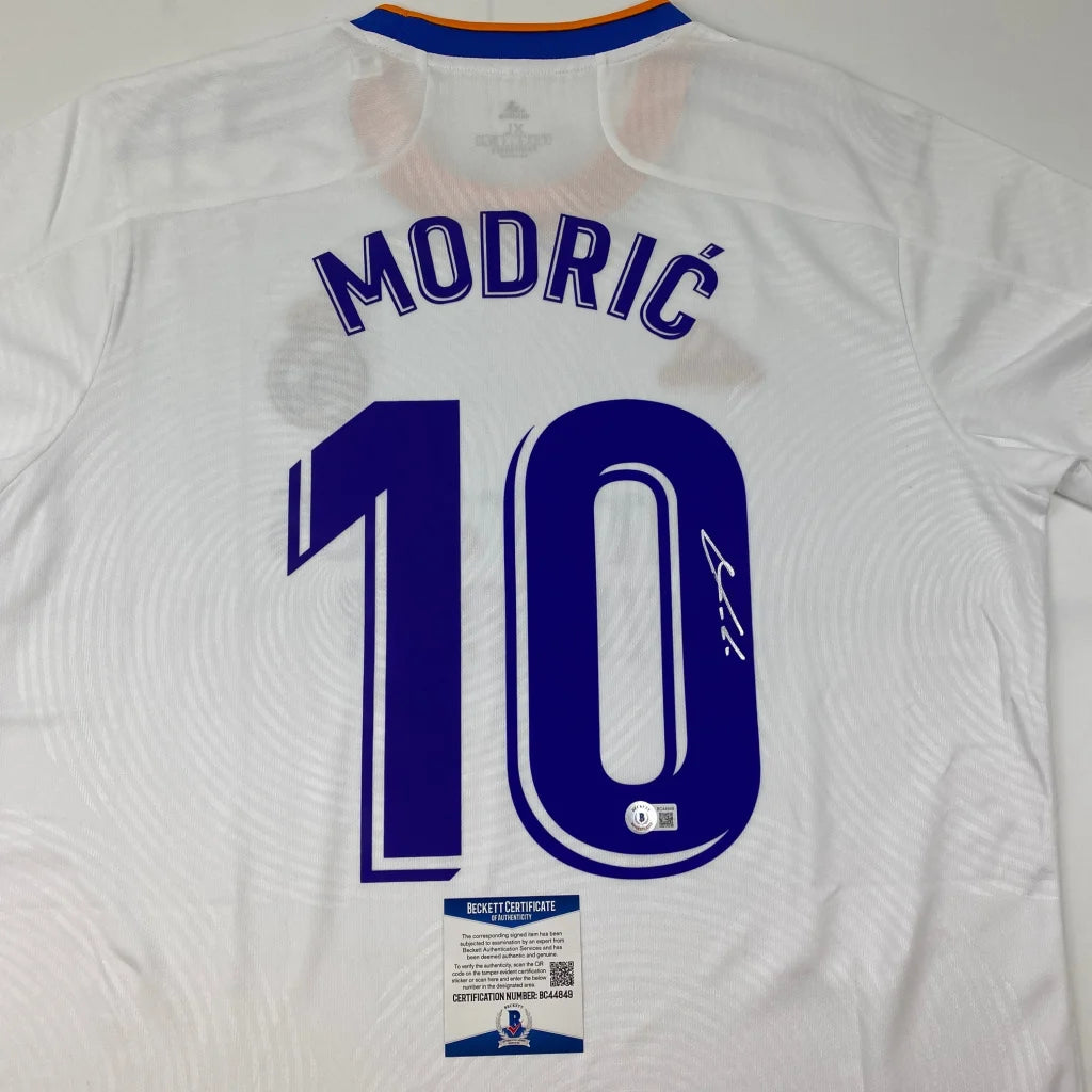 White custom jersey with MODRIĆ 10, signed, authentic Beckett COA for professional sports league