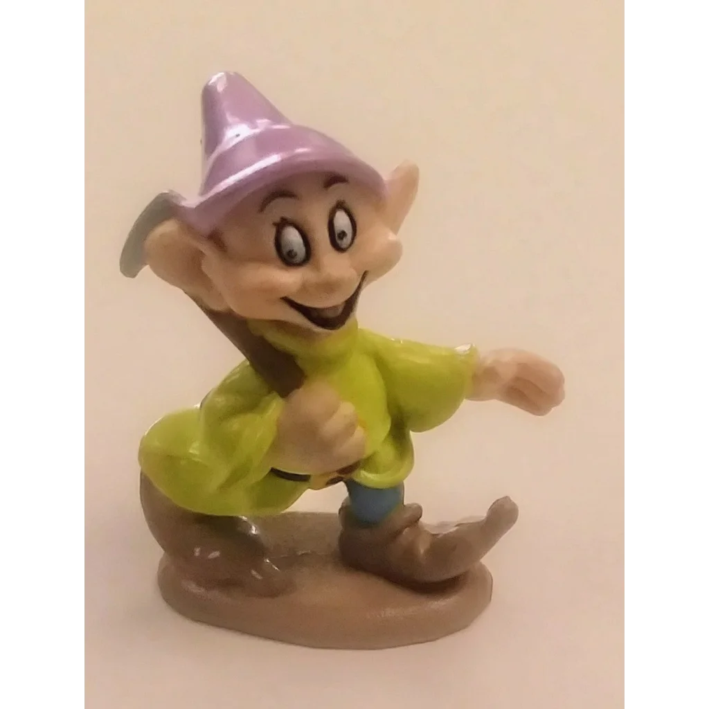 Vintage 1993 Disney PVC figure of Dopey with 7up green bottle cap keychain