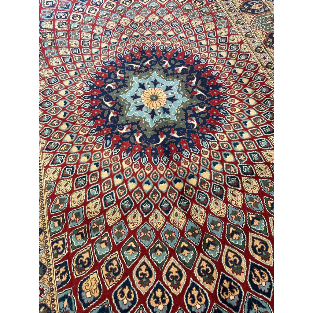 Hand-knotted Parak rug with wool pile, cotton foundation, central medallion