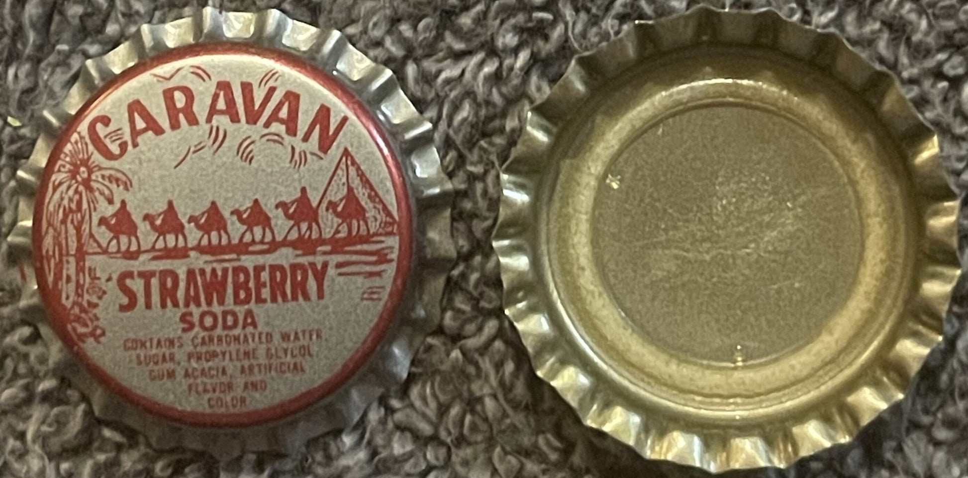 Vintage Caravan Strawberry Soda bottle cap showing red and white label with camel caravan design, displayed front and back on