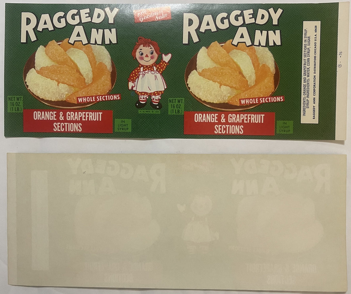 Vintage Raggedy Ann orange and grapefruit fruit sections can label showing the doll character and whole fruit sections in gre