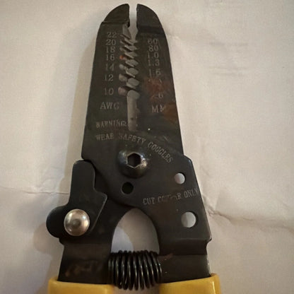 Jonard JIC-1022 wire stripper cutter with black-yellow design, spring, gauges