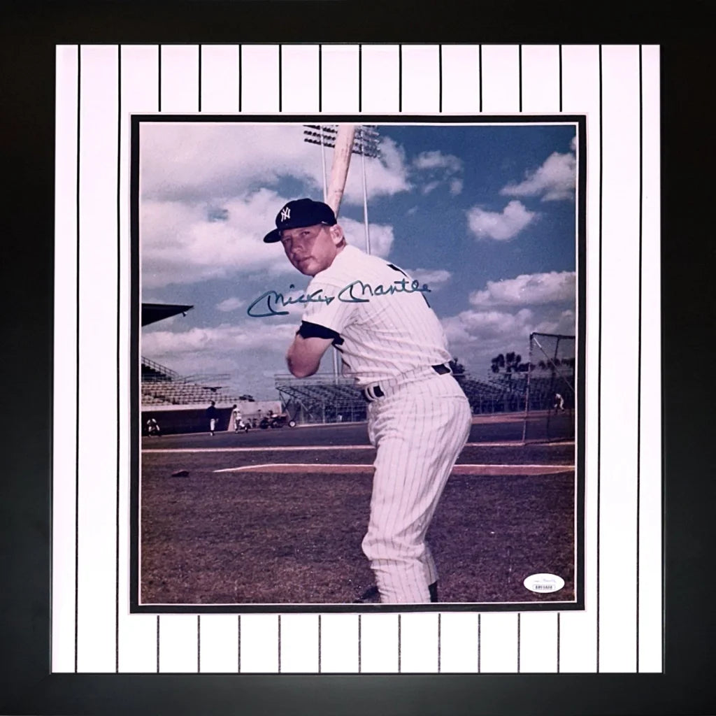 Mickey Mantle signed deluxe framed 11x14 Yankees photo with pinstriped bat holder