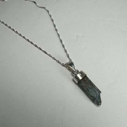 Silver twisted chain necklace with natural aquamarine beryl pendant