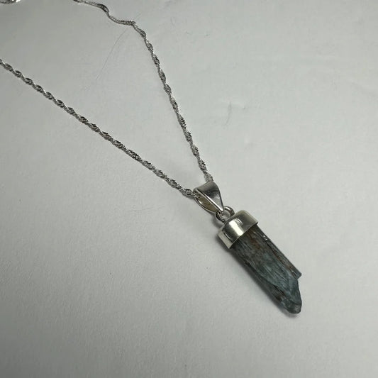 Silver twisted chain necklace with natural aquamarine beryl pendant
