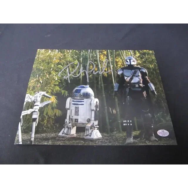 Pedro Pascal signed Mandalorian 8x10 photo Star Wars with R2-D2 and droids