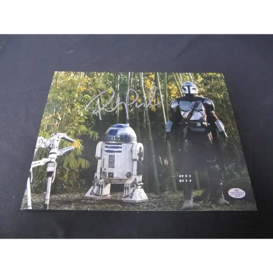 Pedro Pascal signed Mandalorian 8x10 photo Star Wars with R2-D2 and droids