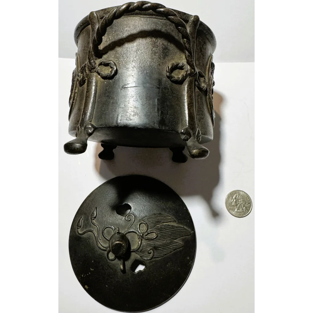 Antique bronze censers from the rare Qing Dynasty with ornate handmade lid