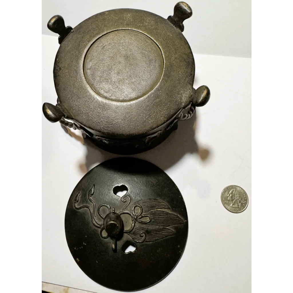 Bronze censers from the rare Qing Dynasty with an ornate lid, handmade bronze art