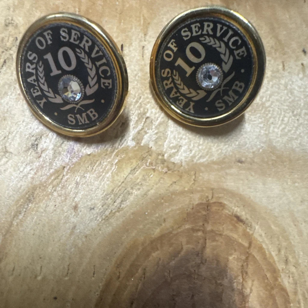 Gold tone 10 years service employee award pins with SMB enamel crystal