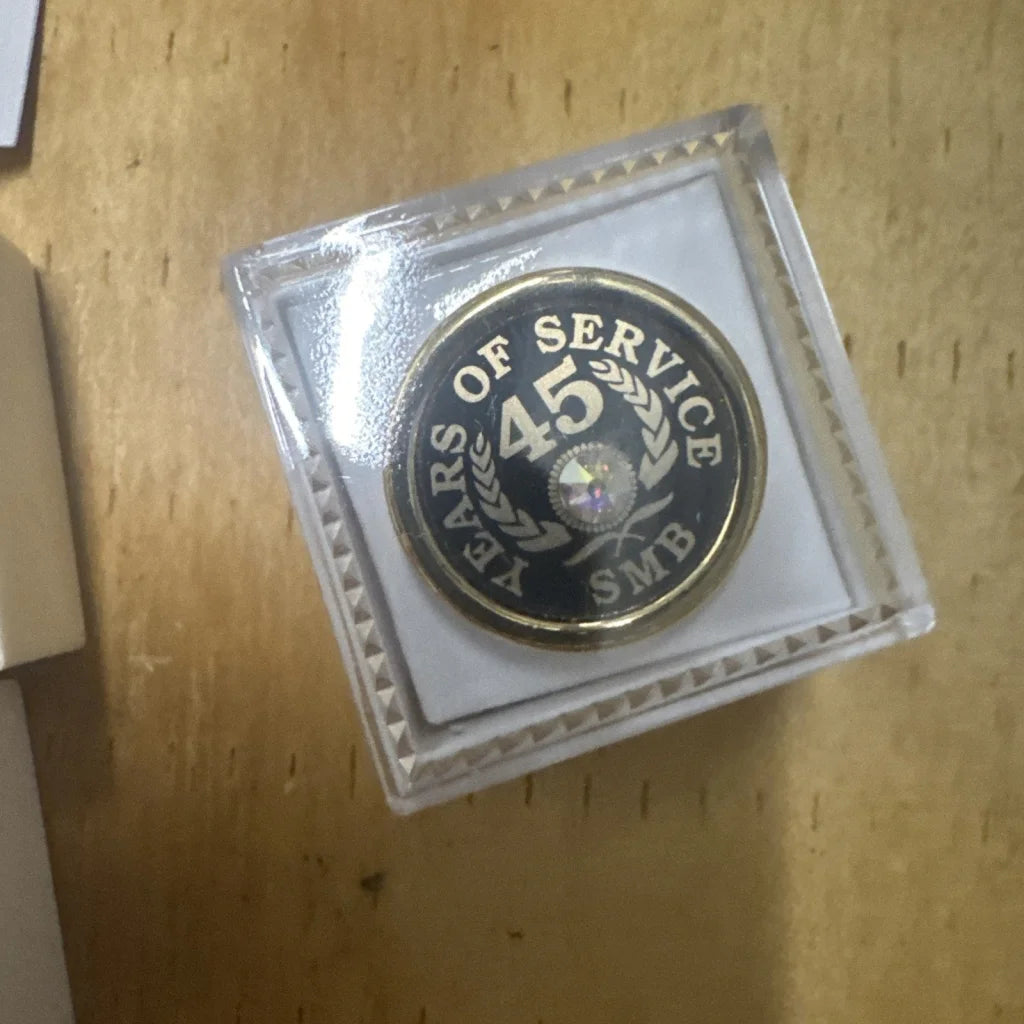 45-year SMB employee award pin in gold with gemstone, in packaging
