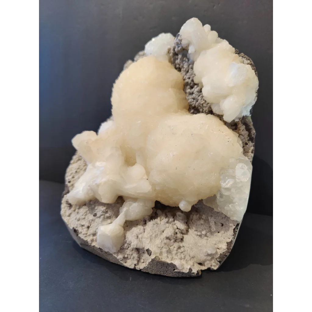 Stilbite heart with clear apophyllite on gray matrix, 4,735g specimen