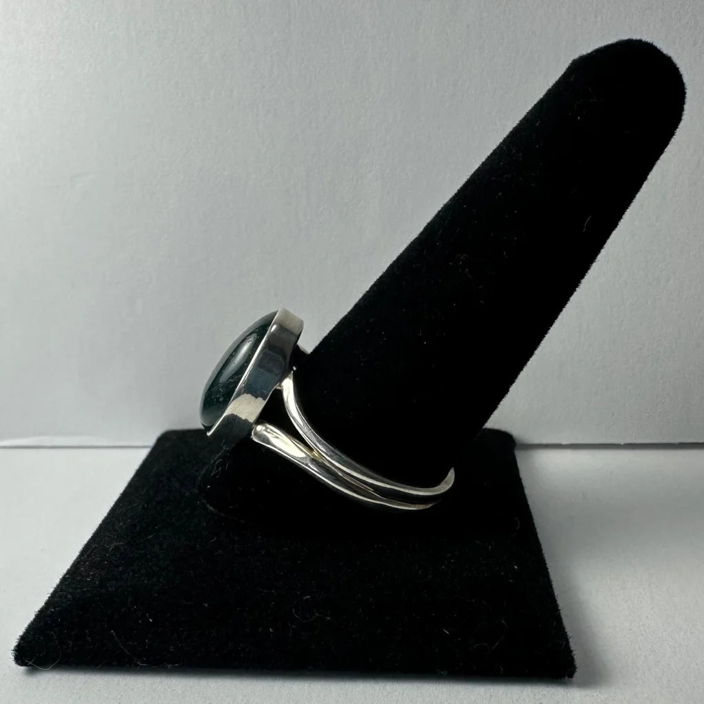 Stunning green serpentine ring in modern silver band with dark stone
