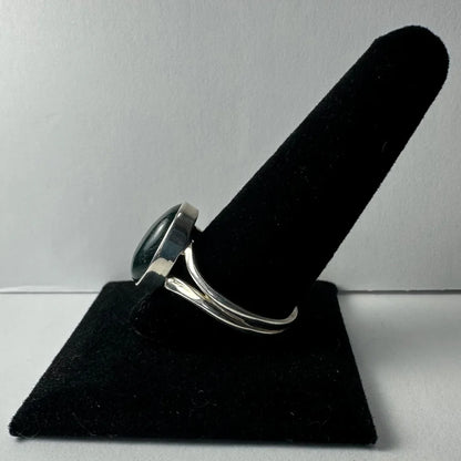 Stunning green serpentine ring in modern silver band with dark stone