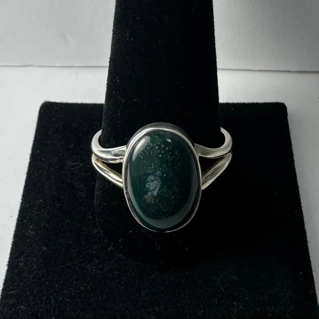 Stunning green serpentine ring in modern silver band