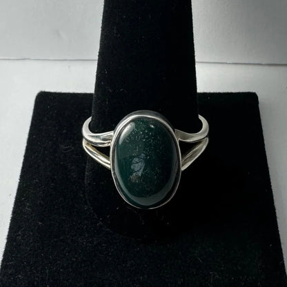 Stunning green serpentine ring in modern silver band