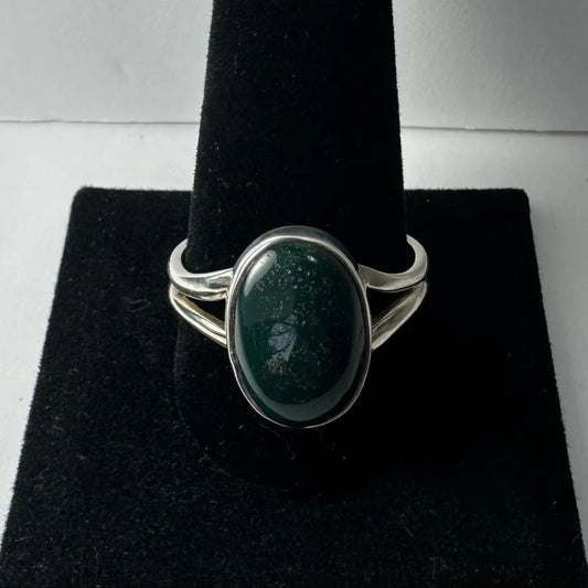 Stunning green serpentine ring in modern silver band
