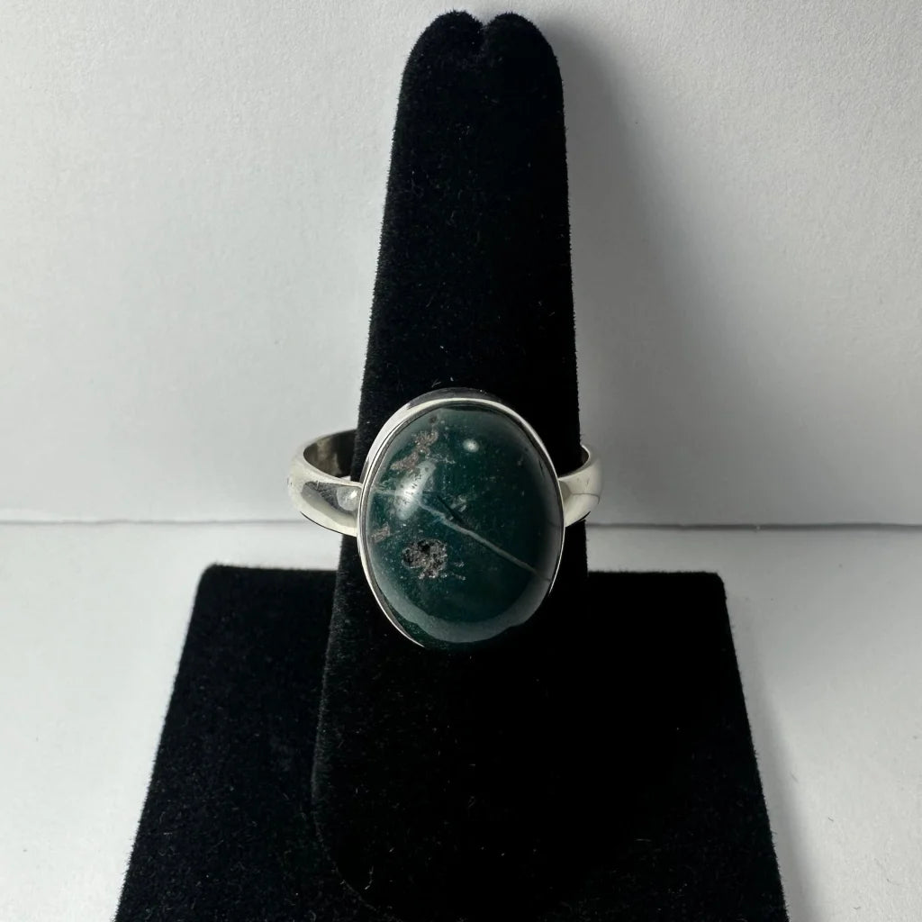 Stunning green serpentine ring in sterling silver with oval gem