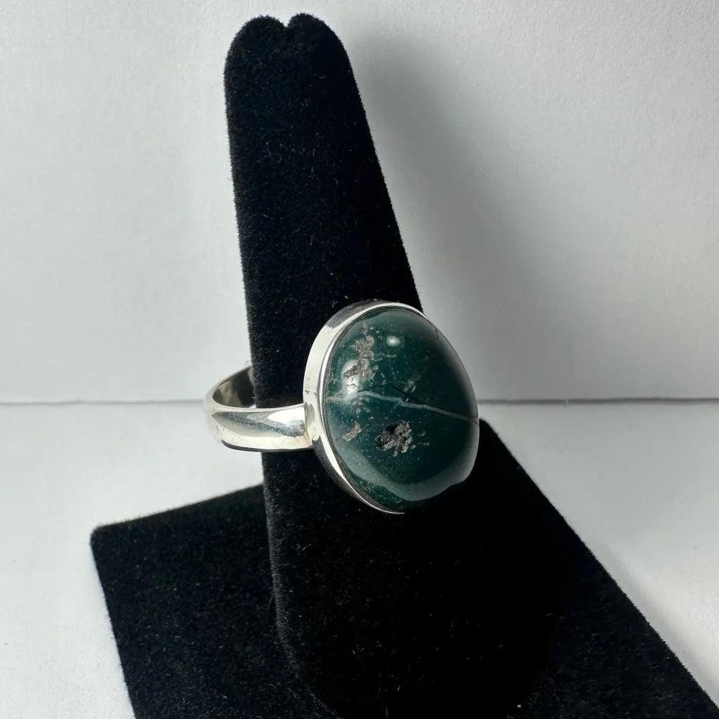 Stunning green serpentine ring in sterling silver with oval aventurine stone