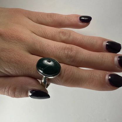 Stunning green serpentine ring in sleek sterling silver