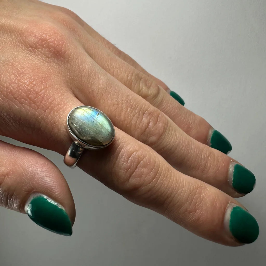 Stunning silver labradorite ring with iridescent blue green flash