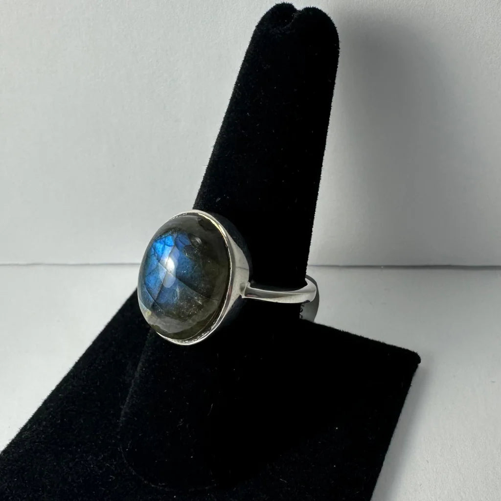 Stunning silver labradorite ring with oval stone and blue flash