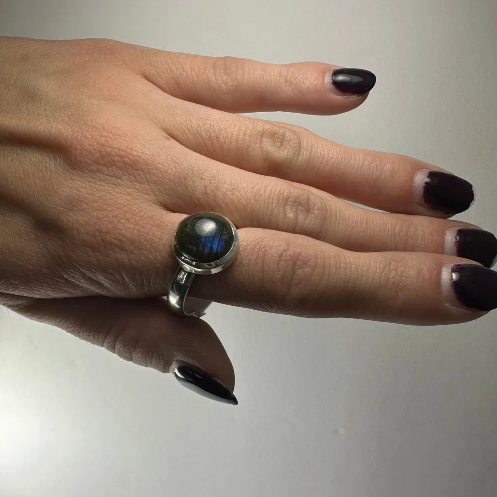 Stunning silver labradorite ring with mesmerizing blue flash
