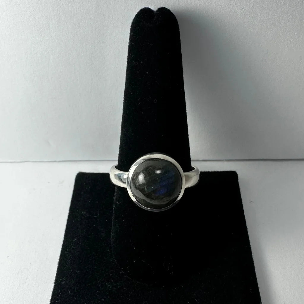 Stunning labradorite ring with iridescent blue-gray cabochon stone
