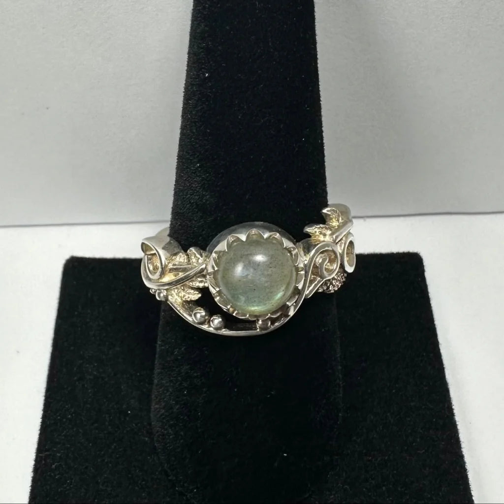 Stunning labradorite ring in sterling silver with ornate leaf filigree