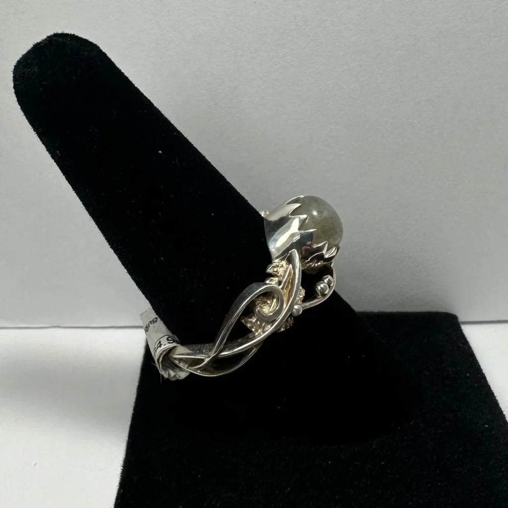 Stunning sterling silver labradorite ring with ornate leaf design