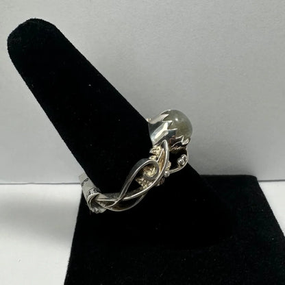 Stunning sterling silver labradorite ring with ornate leaf design