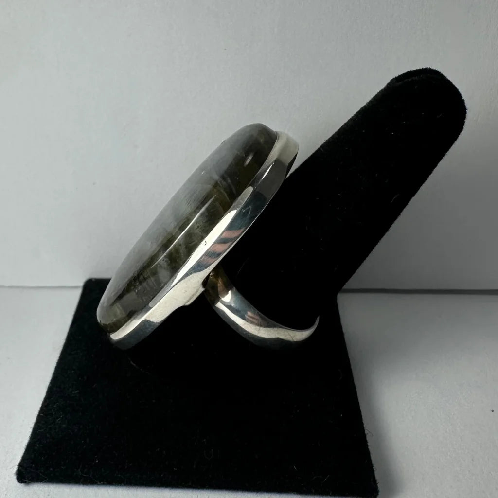 Stunning sterling silver labradorite ring with blue flash