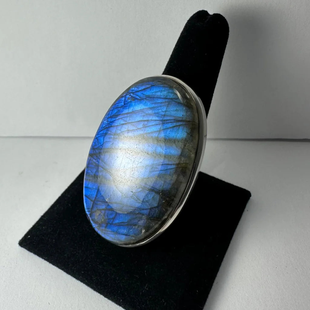 Stunning labradorite ring in sterling silver with blue flash