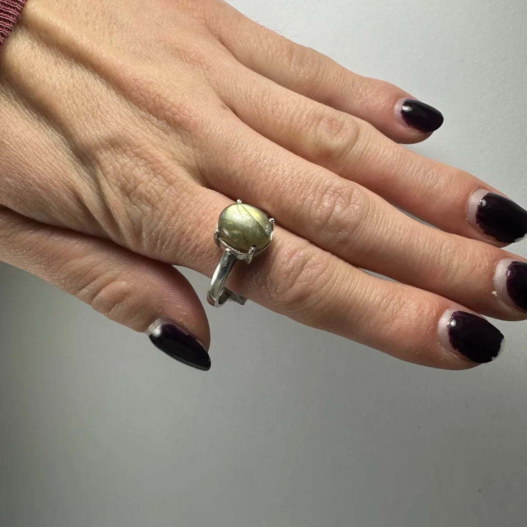 Stunning labradorite ring in sterling silver with mystical glow
