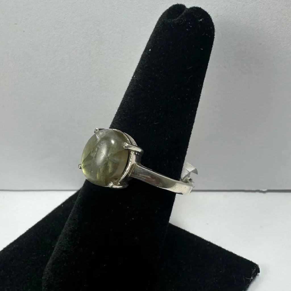 Stunning labradorite ring in sterling silver with mystical glow