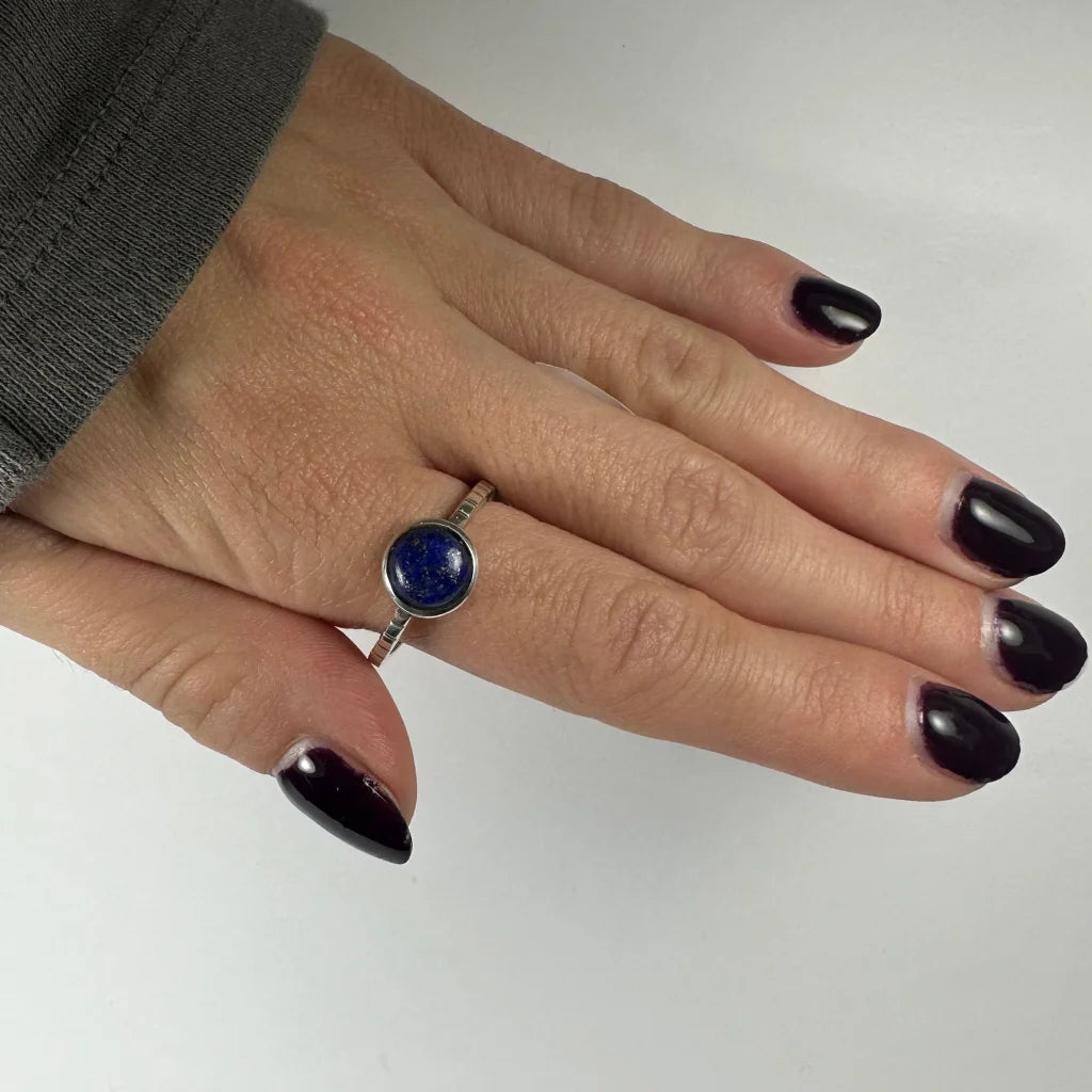 Stunning silver lapis lazuli ring with deep blue round stone