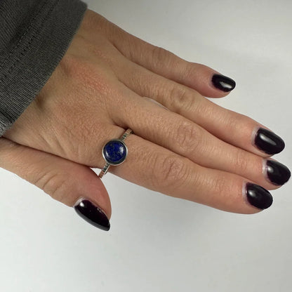 Stunning silver lapis lazuli ring with deep blue round stone