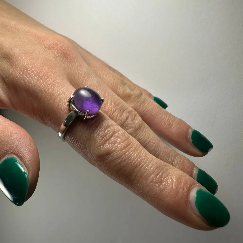 Stunning oval amethyst ring in sterling silver with prong-set stone